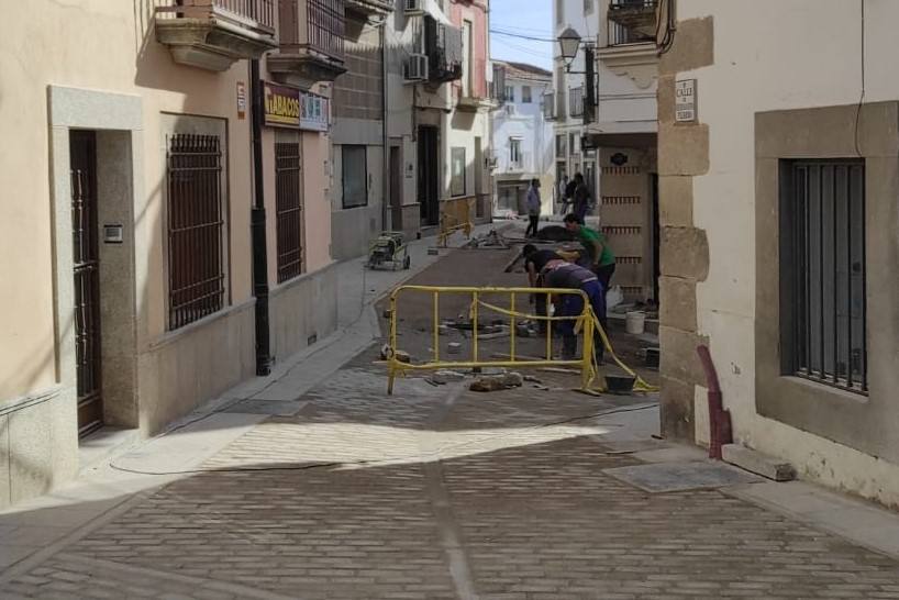Las obras en la calle Clodoaldo Naranjo, ayer por la mañana 