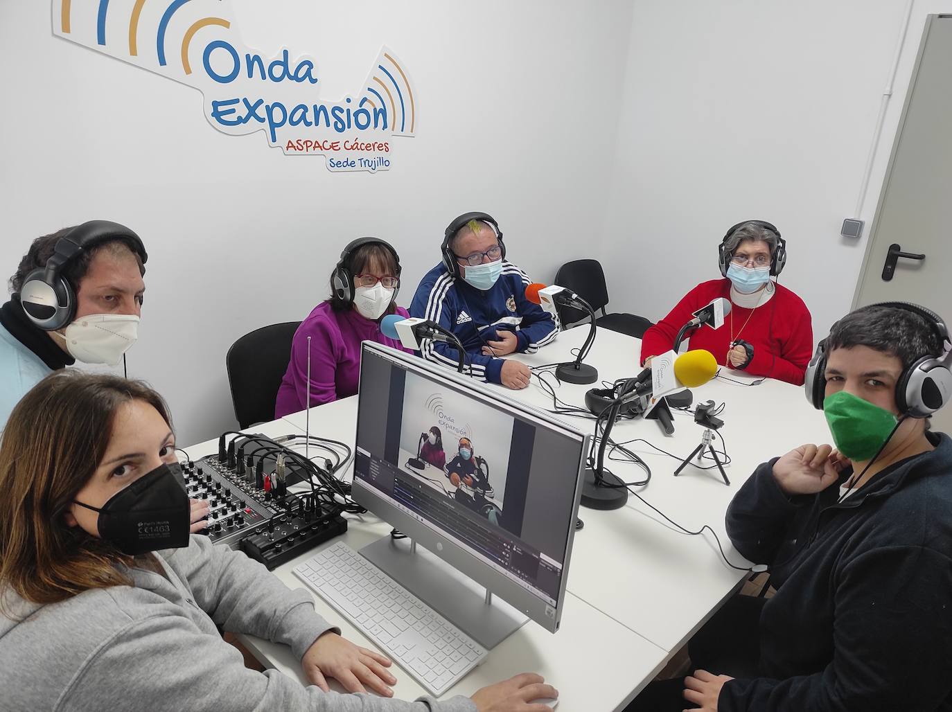 Algunos de los protagonistas en el aula adaptada para la radio, con la monitora 