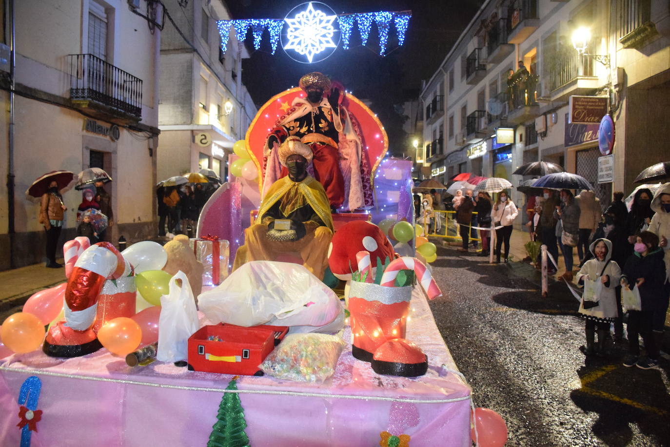 Imagen secundaria 1 - Ni la lluvia, ni la covid pueden con la cabalgata de Reyes