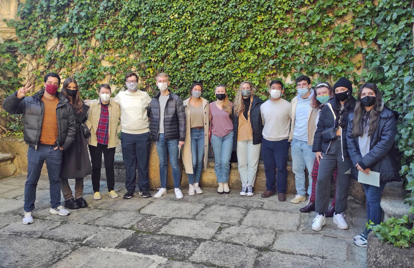 Estudiantes estadounidenses, con su profesor, en el patio de La Coria, el pasado viernes 