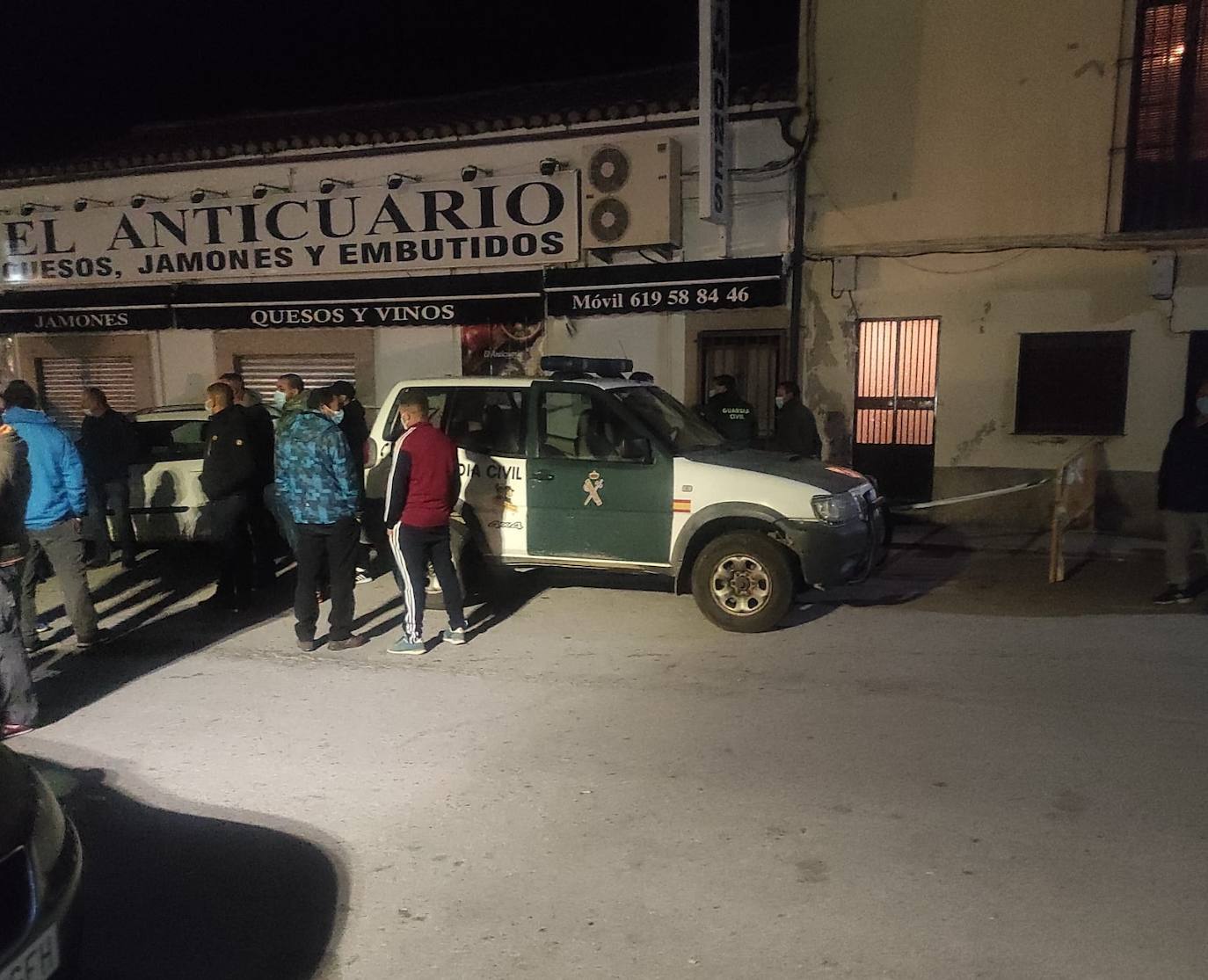 Al lugar de los hechos se personó la Guardia Civil, además de la Policía Local y servicios sanitarios 
