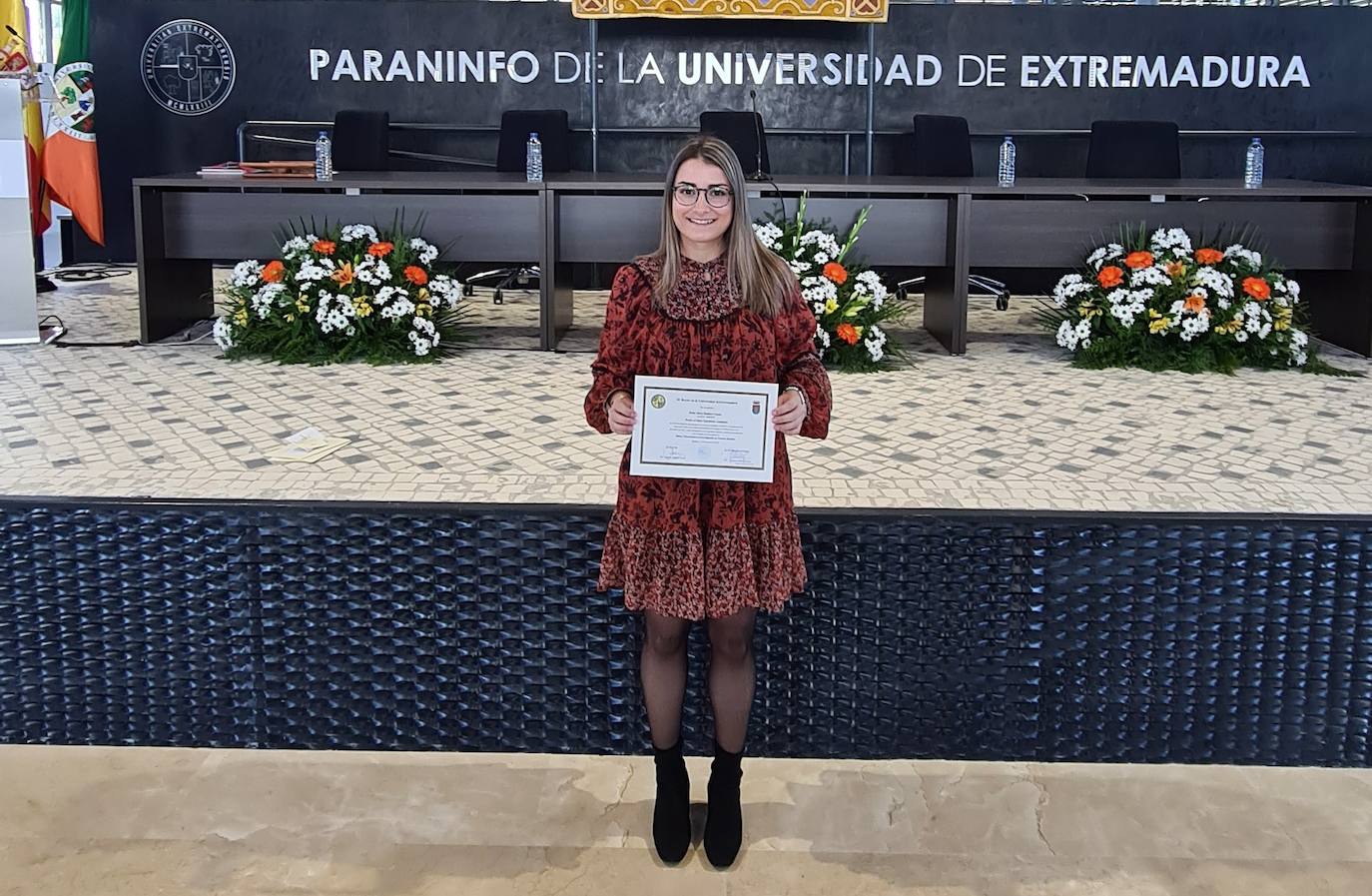 La joven con la última distinción concedida en el Paraninfo de la Universidad de Extremadura 