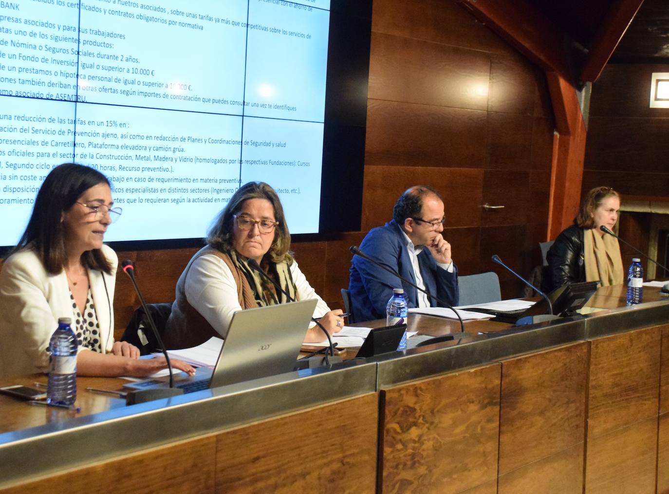 Responsables de la entidad, en la asamblea celebrada el lunes. 