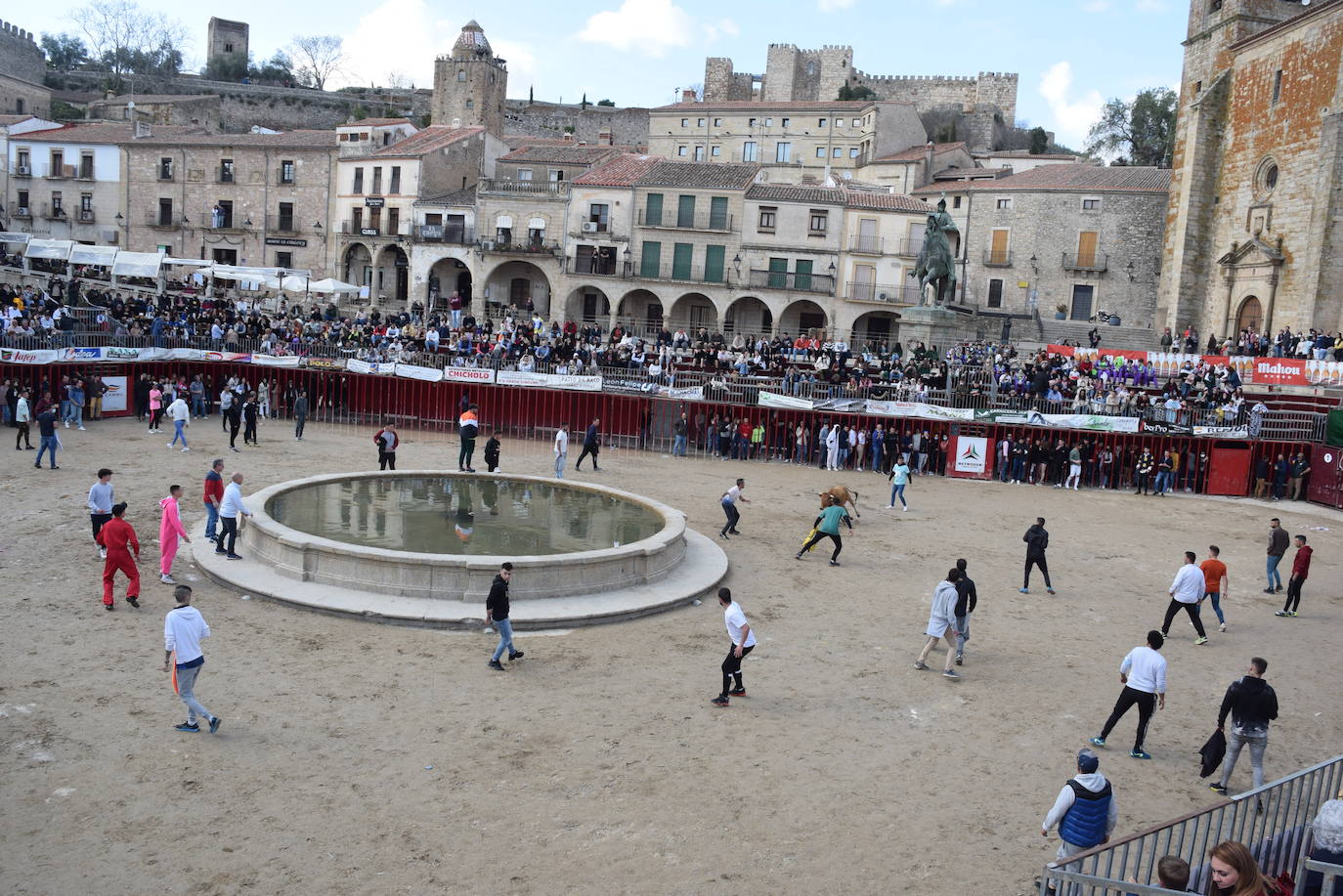 Imagen secundaria 1 - El desfile y los festejos taurinos protagonizan el domingo carnavalero