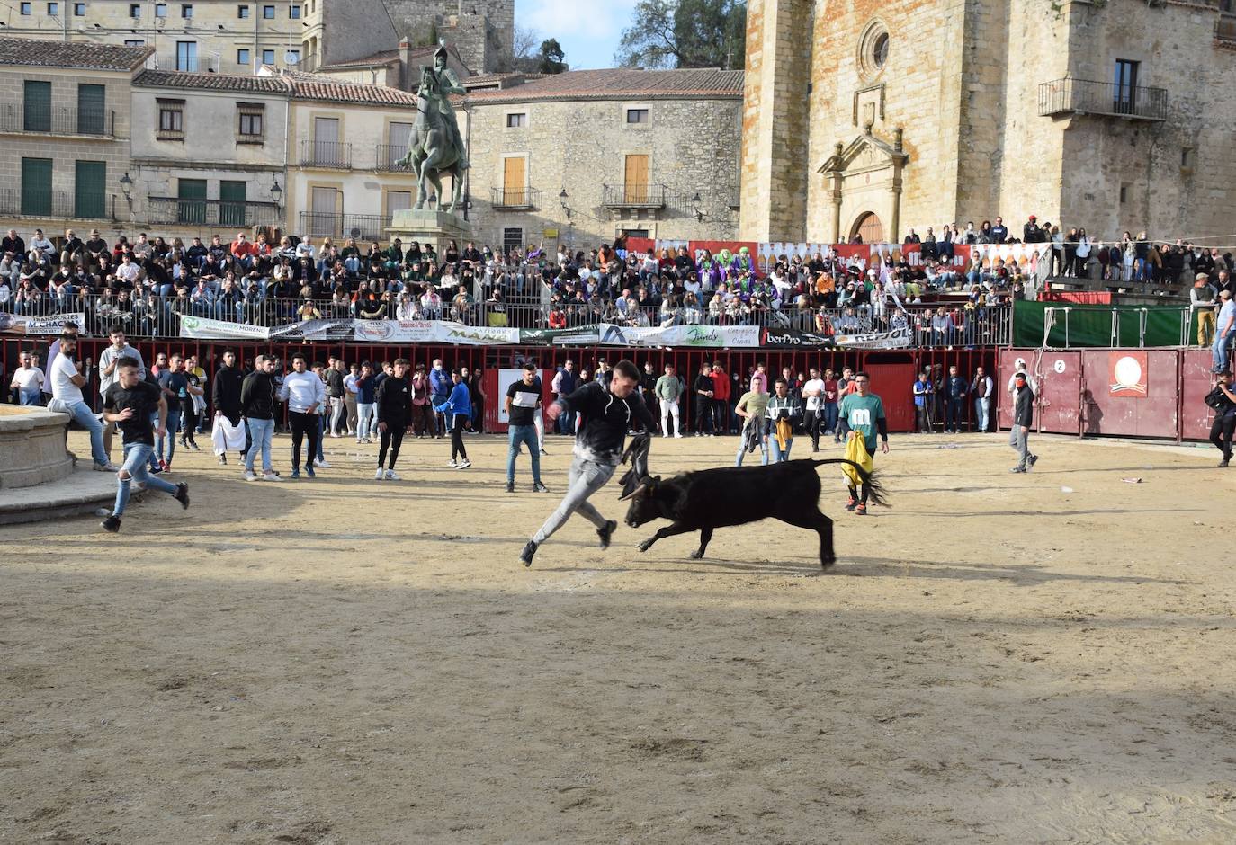 Imagen secundaria 2 - El desfile y los festejos taurinos protagonizan el domingo carnavalero