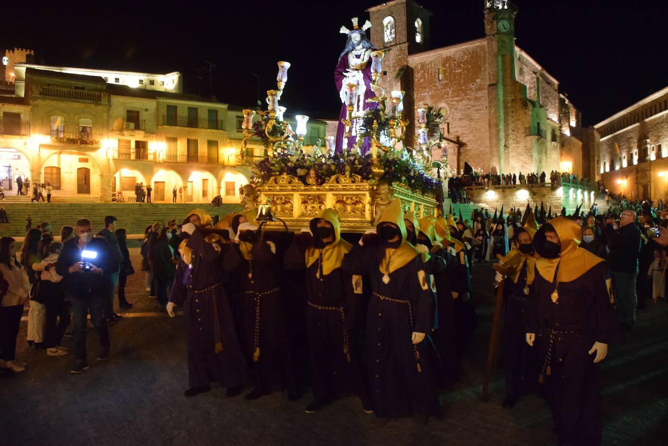 El Cristo Cautivo atravesando la plaza Mayor 