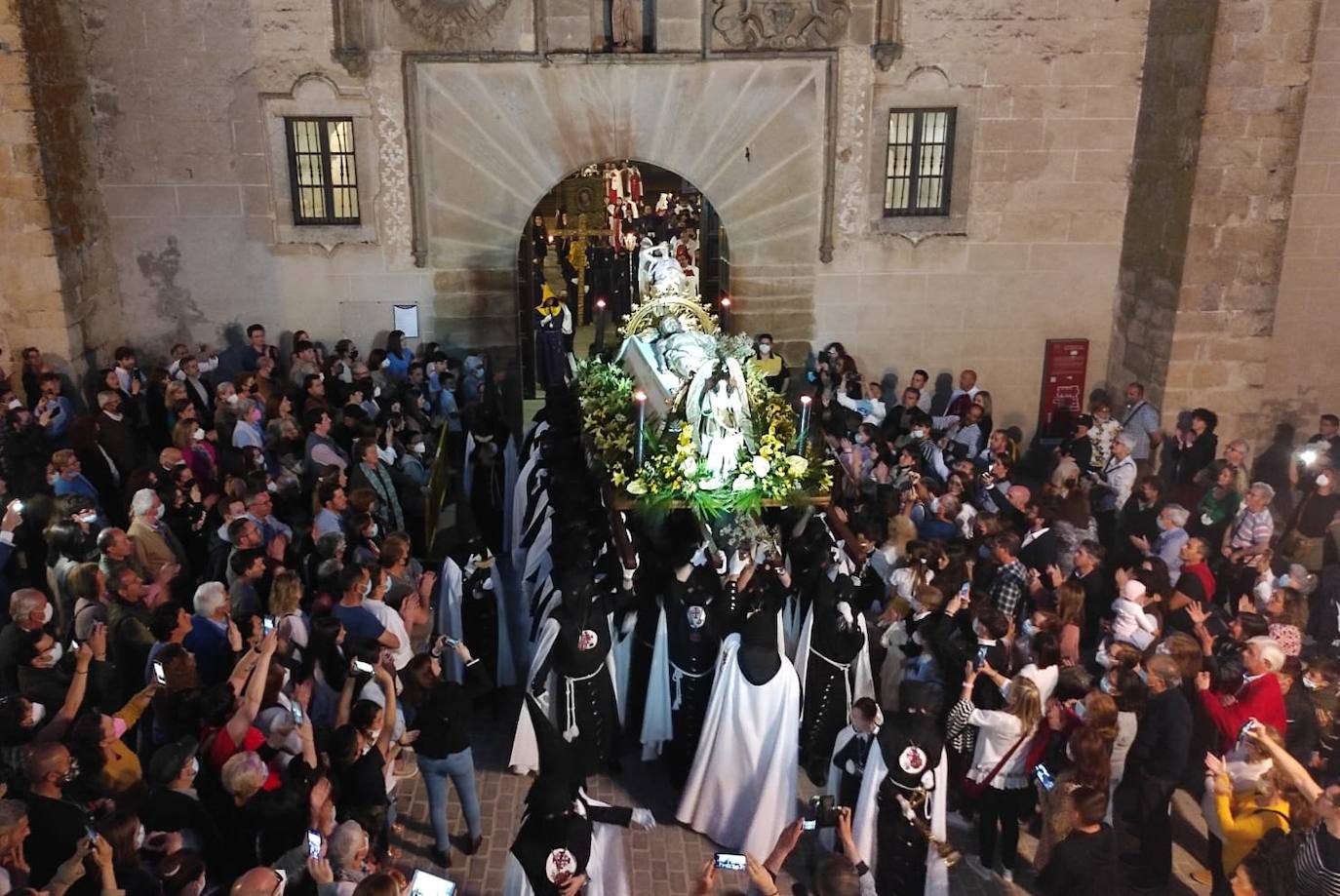 El Santo Sepulcro, a su salida de la iglesia de San Francisco 