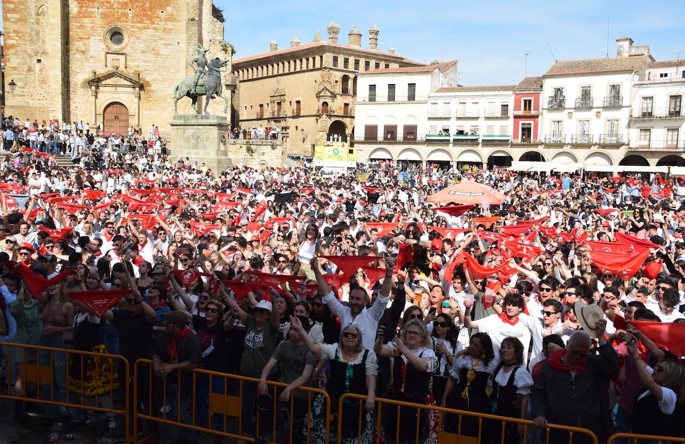 Participantes de la fiesta, con la última canción de la Orquesta Pizarroi