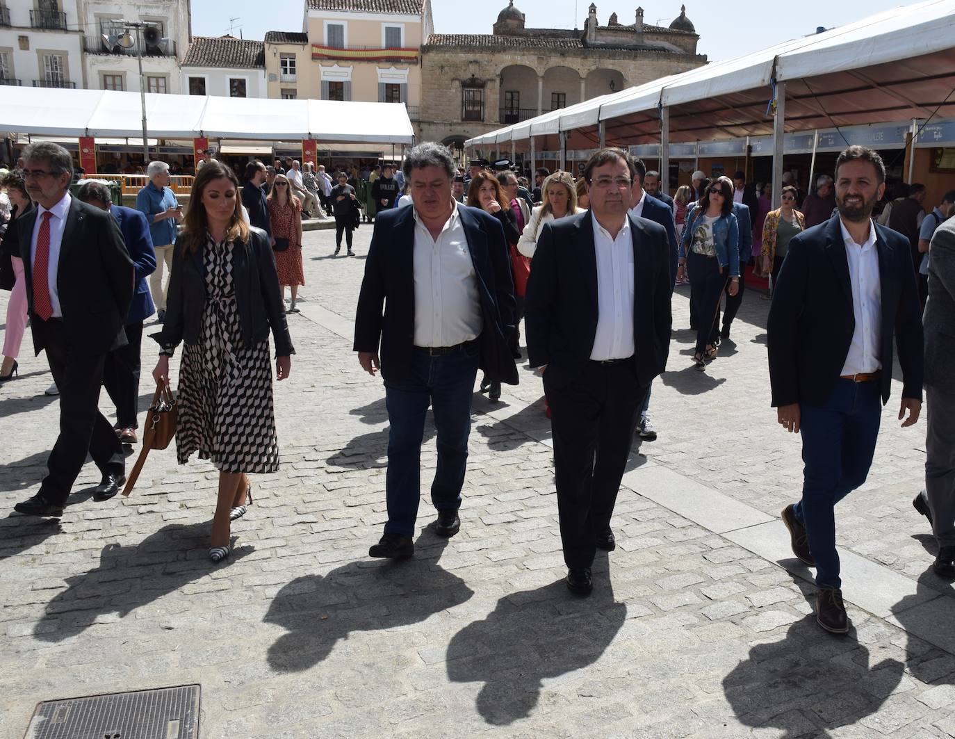 Autoridades en la visita a los queseros 