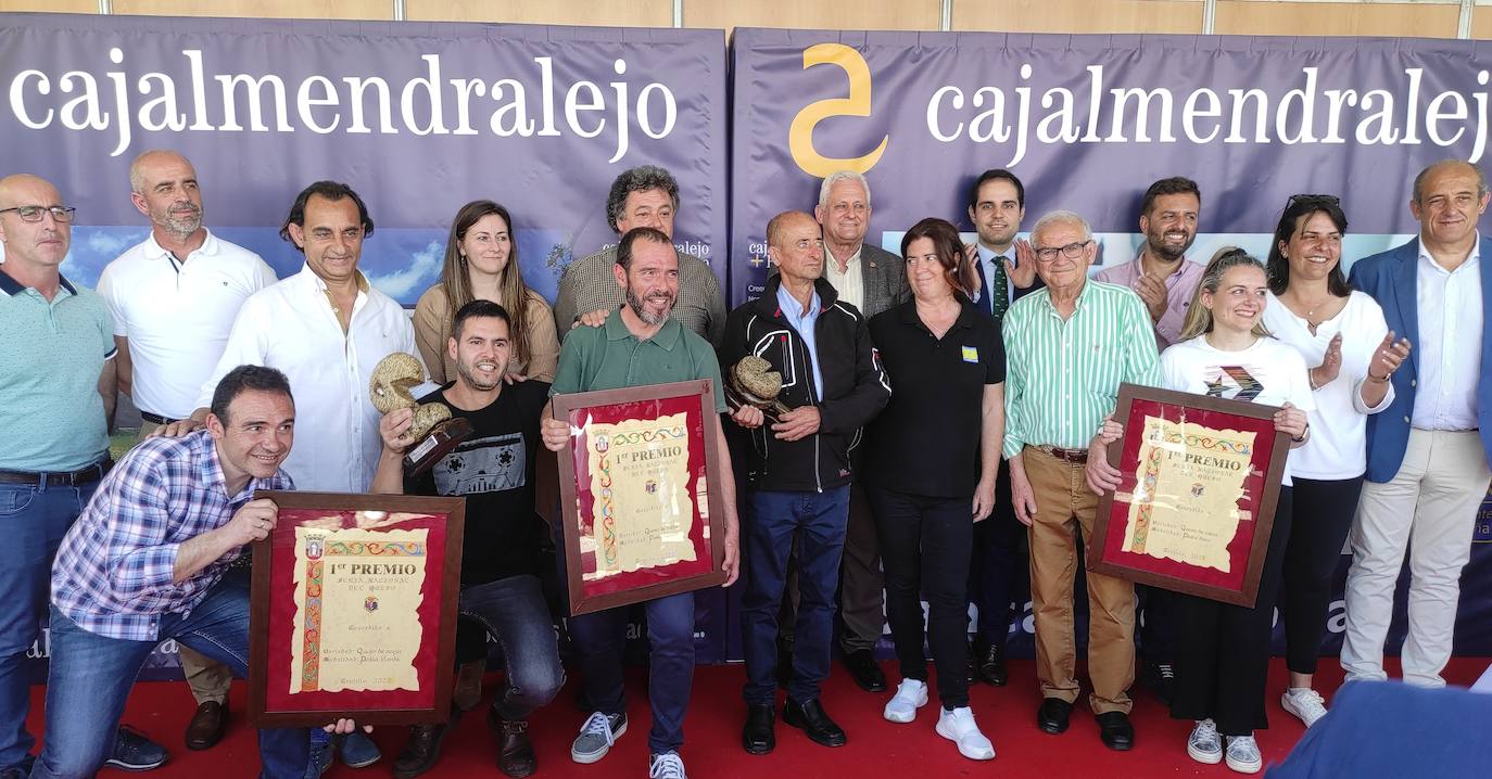 Premiados, autoridades y algunos integrantes del jurado 