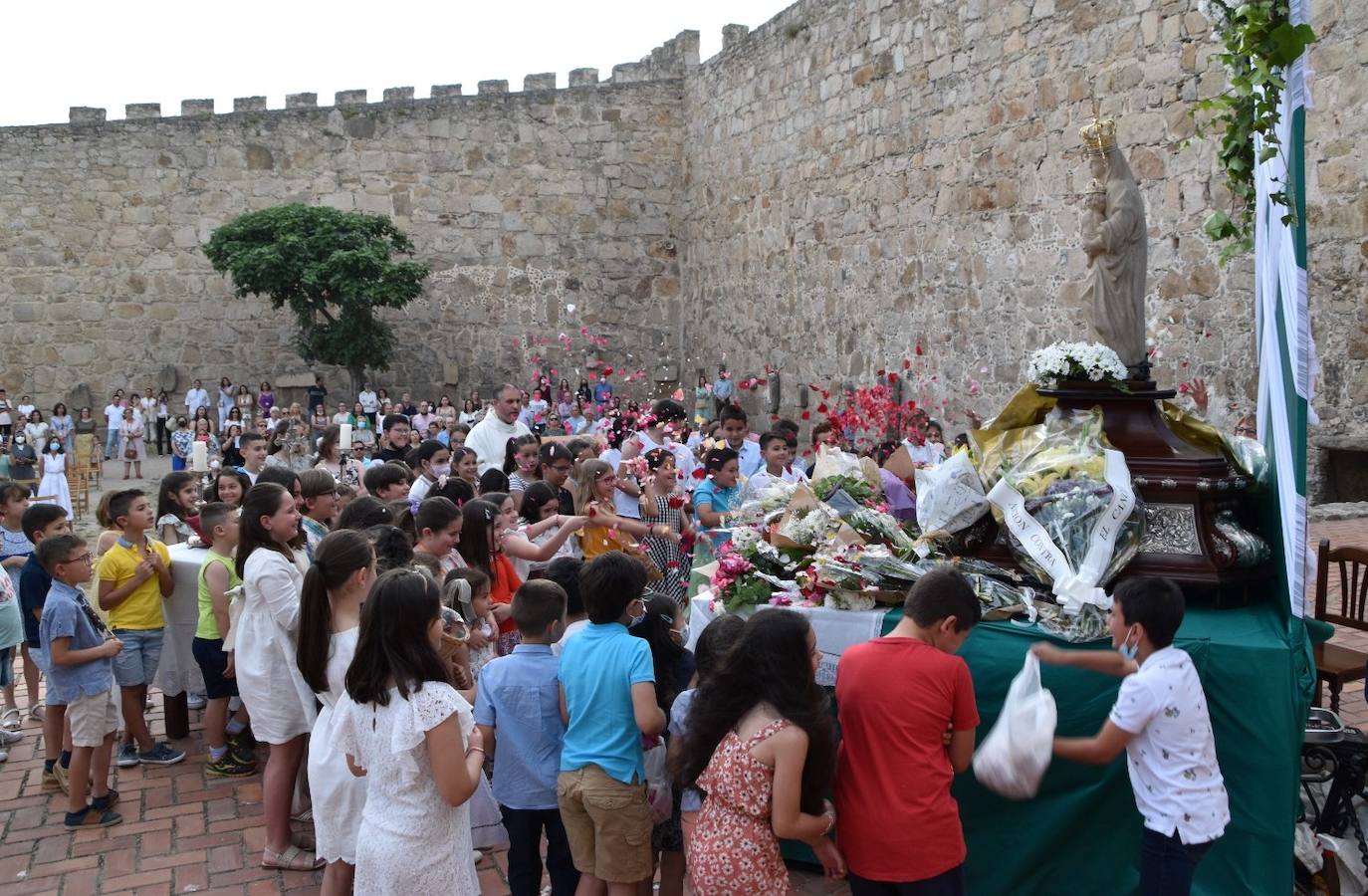 Los pequeños tirán pétalos la Patrona al final de la misa 