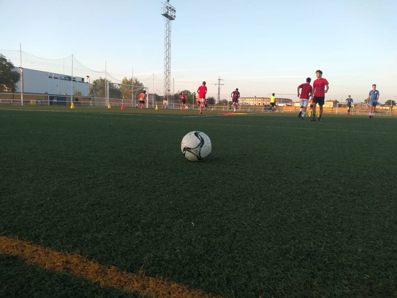 El terreno de juego del campo de césped artificial 