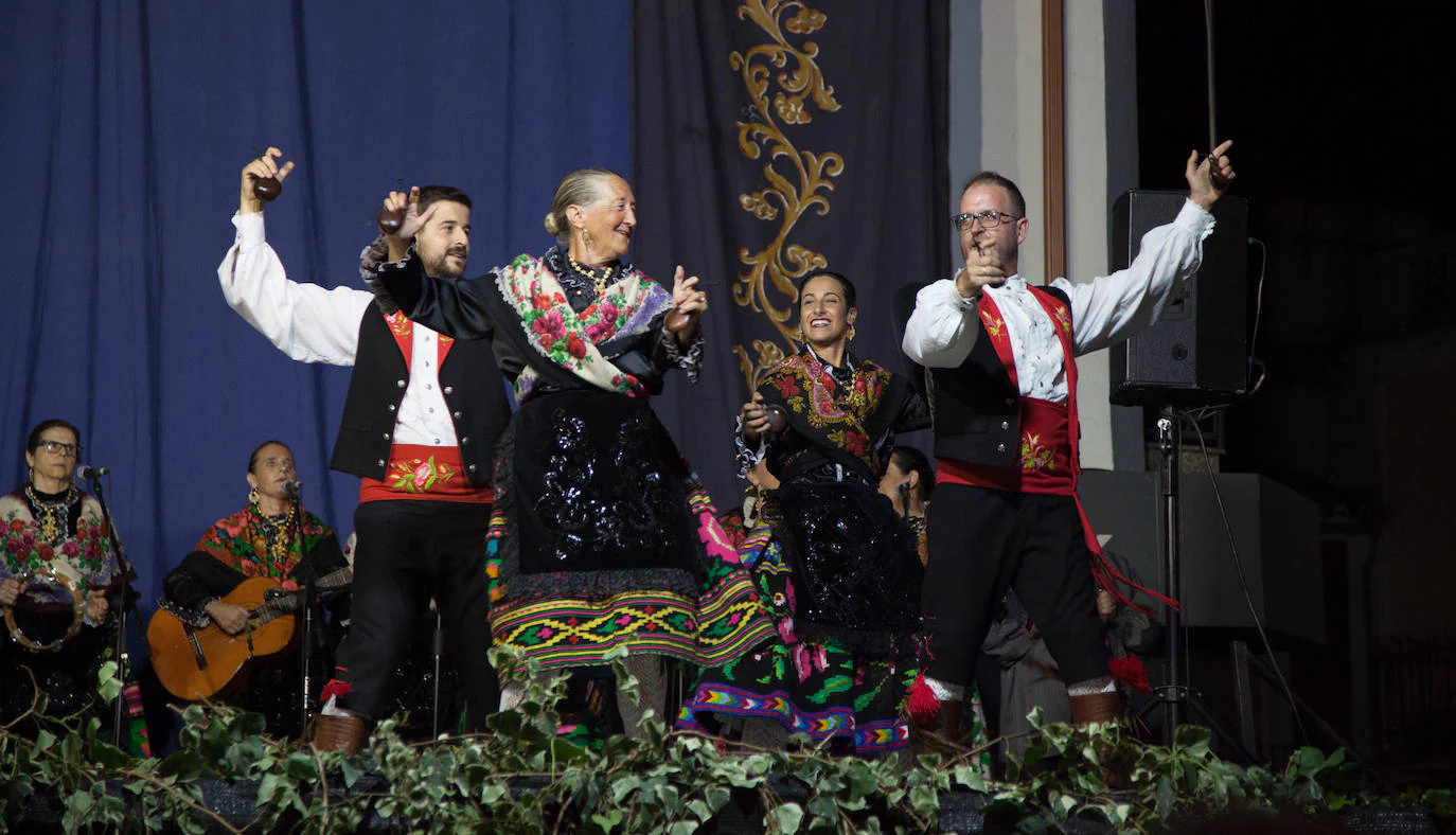 Los Coros y Danzas Virgen del Rosario actuarán esta noche. 