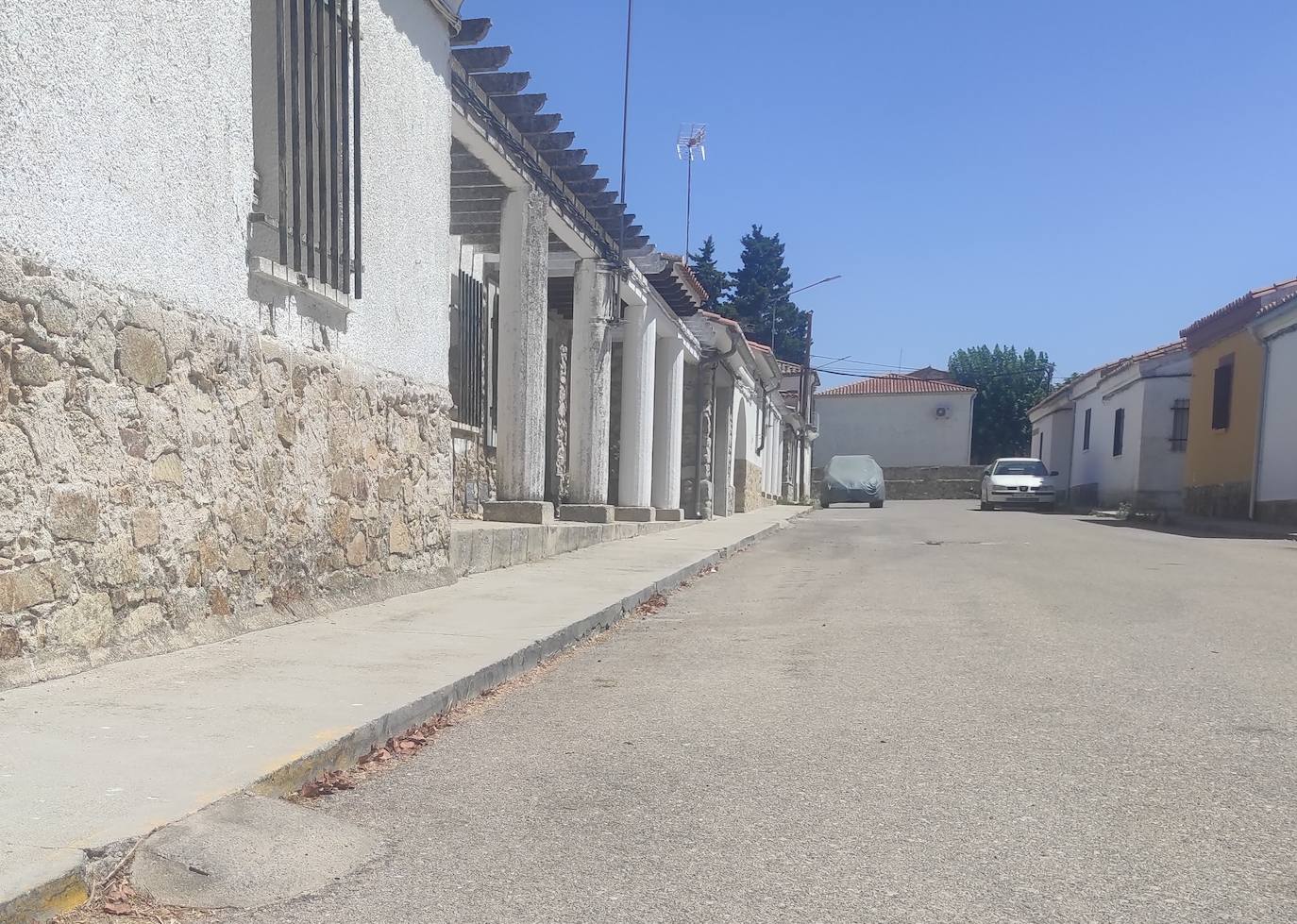 Apamex sale al paso de la polémica por el ancho de las aceras en la barriada de 'Las 70'