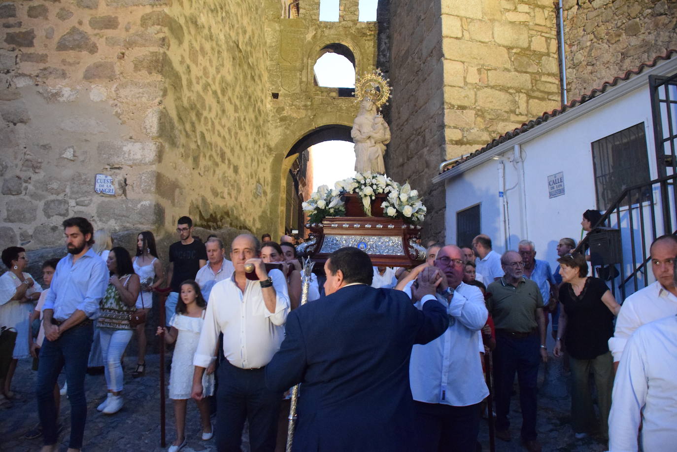 Fotos: Bajada, en procesión, de la Virgen a San Martín