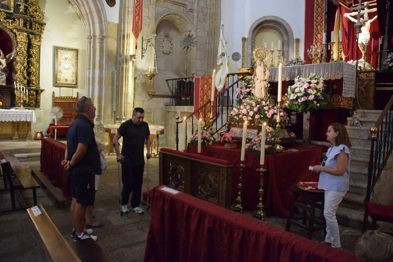 Vecinos participando del besapiés 