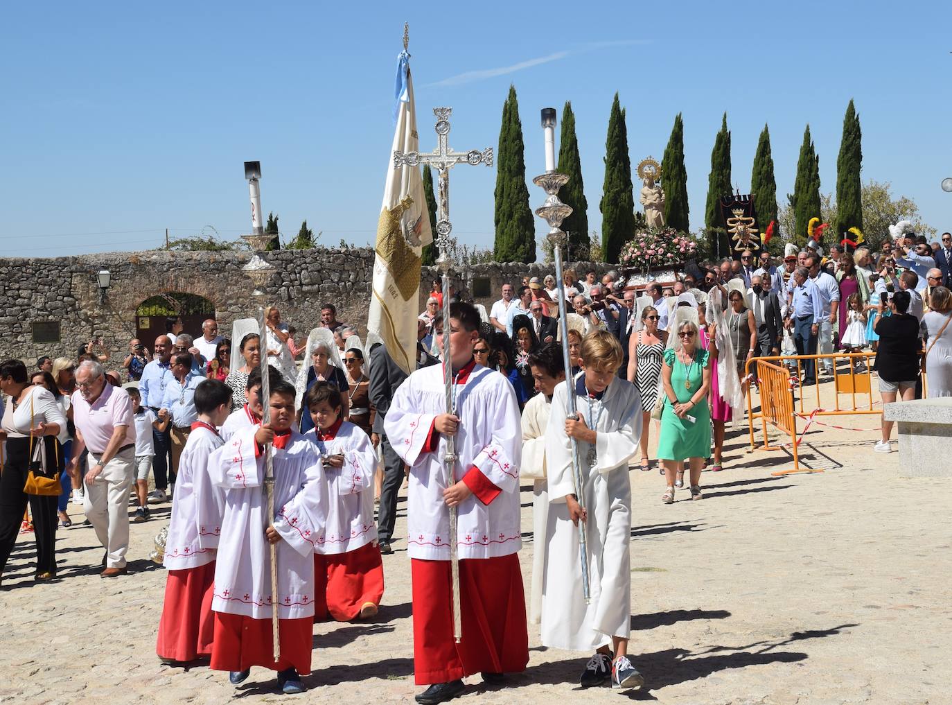Un momento de la procesión, a su llegada al castillo