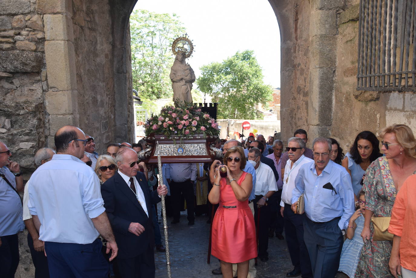 Fotos: Subida, en procesión de la Patrona