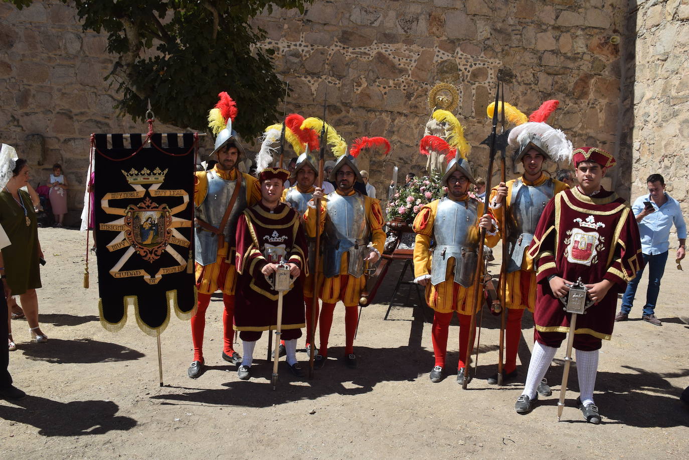 Fotos: Subida, en procesión de la Patrona