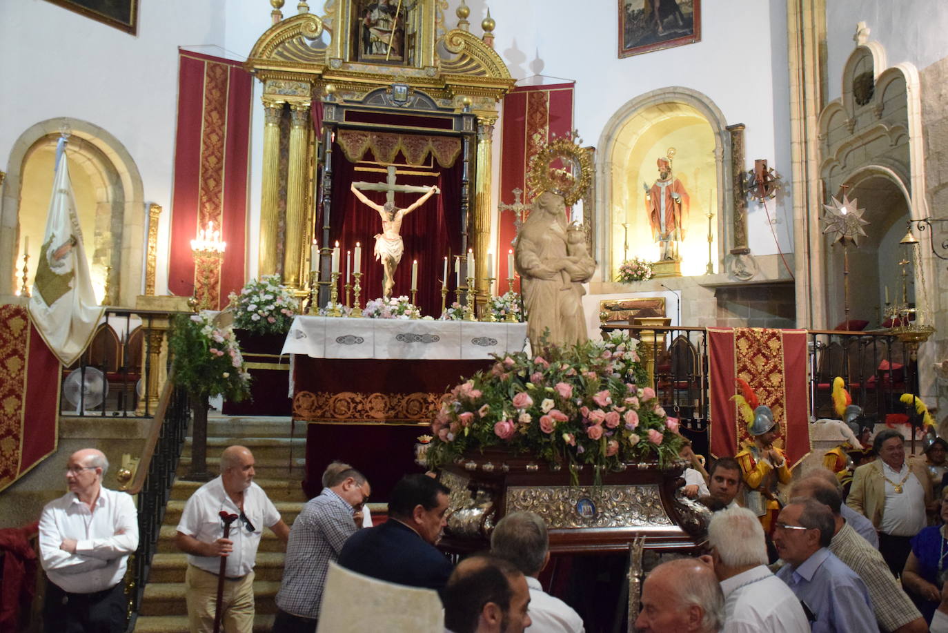 Fotos: Subida, en procesión de la Patrona