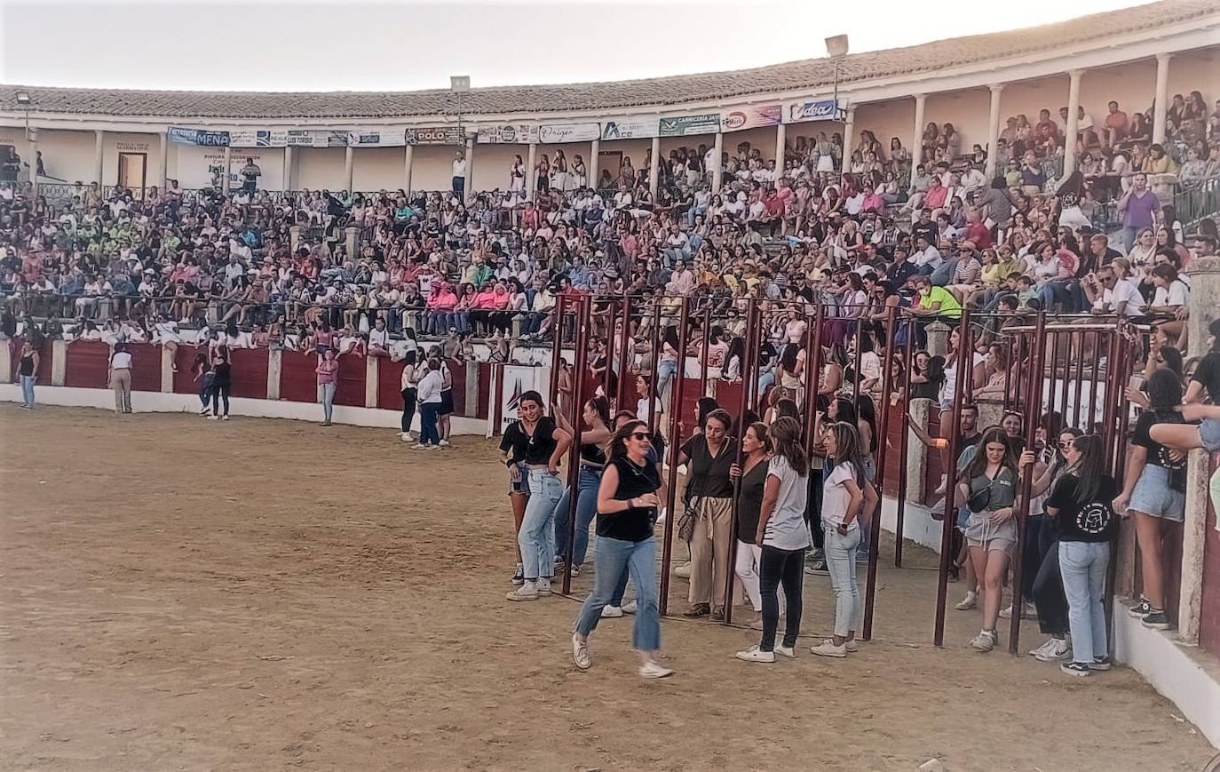 Fotos: Gran ambiente en la jornada de la capea de las mujeres