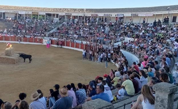 Imagen principal - Las mujeres se echan a la calle en su día de fiesta con un gran ambiente e intenso calor