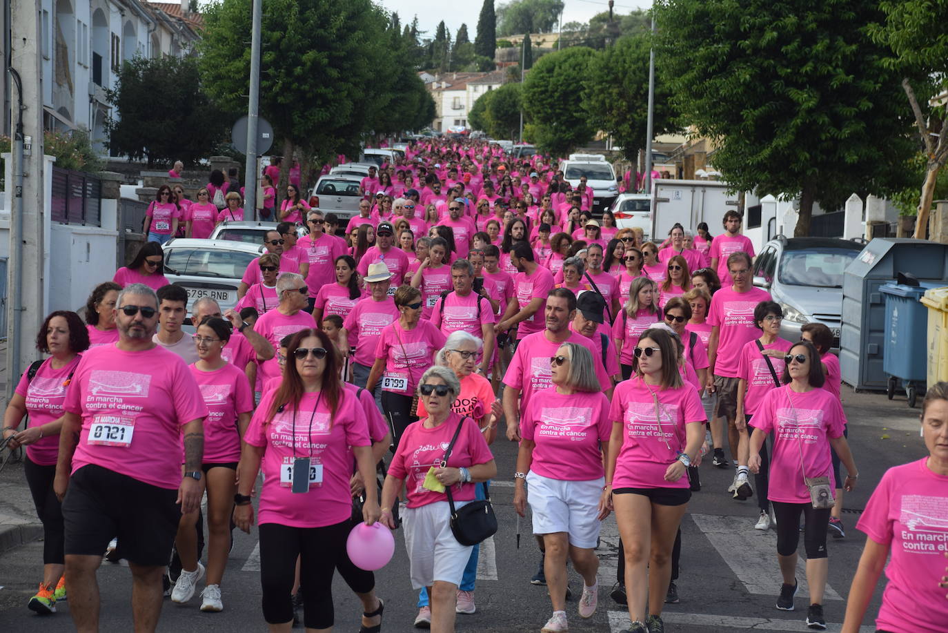 Imagen principal - La ciudad se vuelve a teñir de rosa con la recuperada Marcha contra el Cáncer