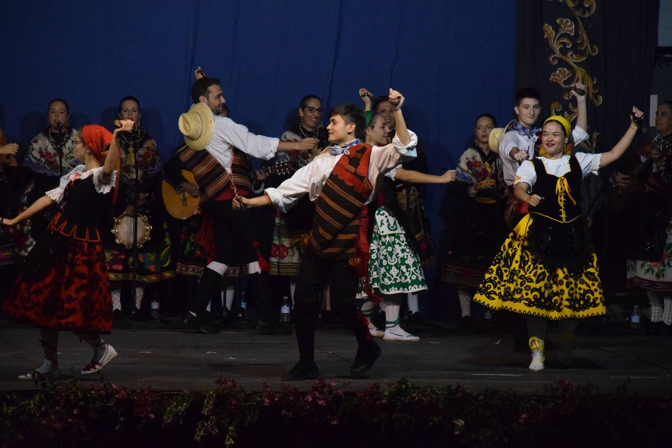 Imagen secundaria 1 - Los vecinos arropan a Los Coros y danzas Virgen del Rosario, con el festival de Valfermoso