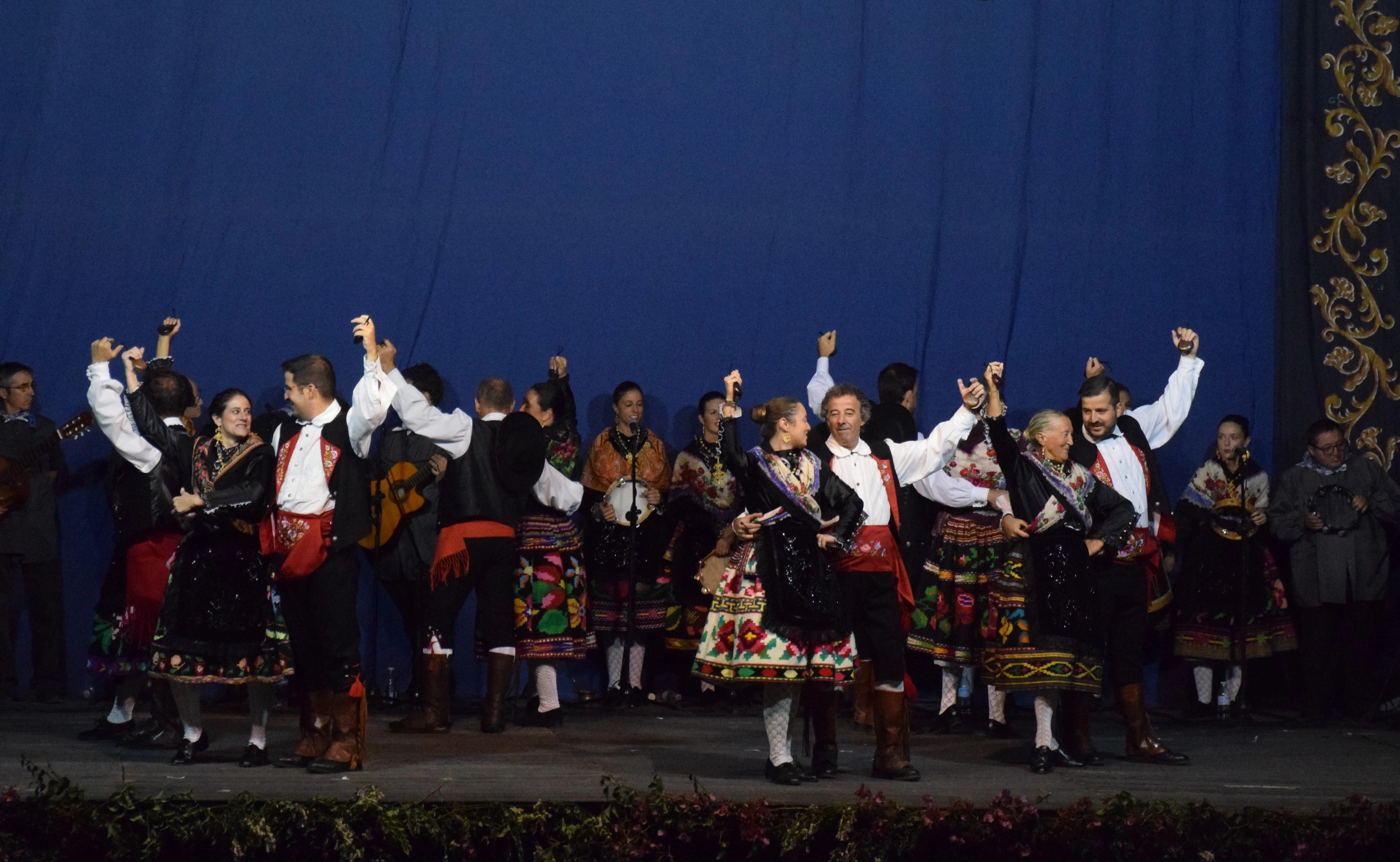 Imagen principal - Los vecinos arropan a Los Coros y danzas Virgen del Rosario, con el festival de Valfermoso