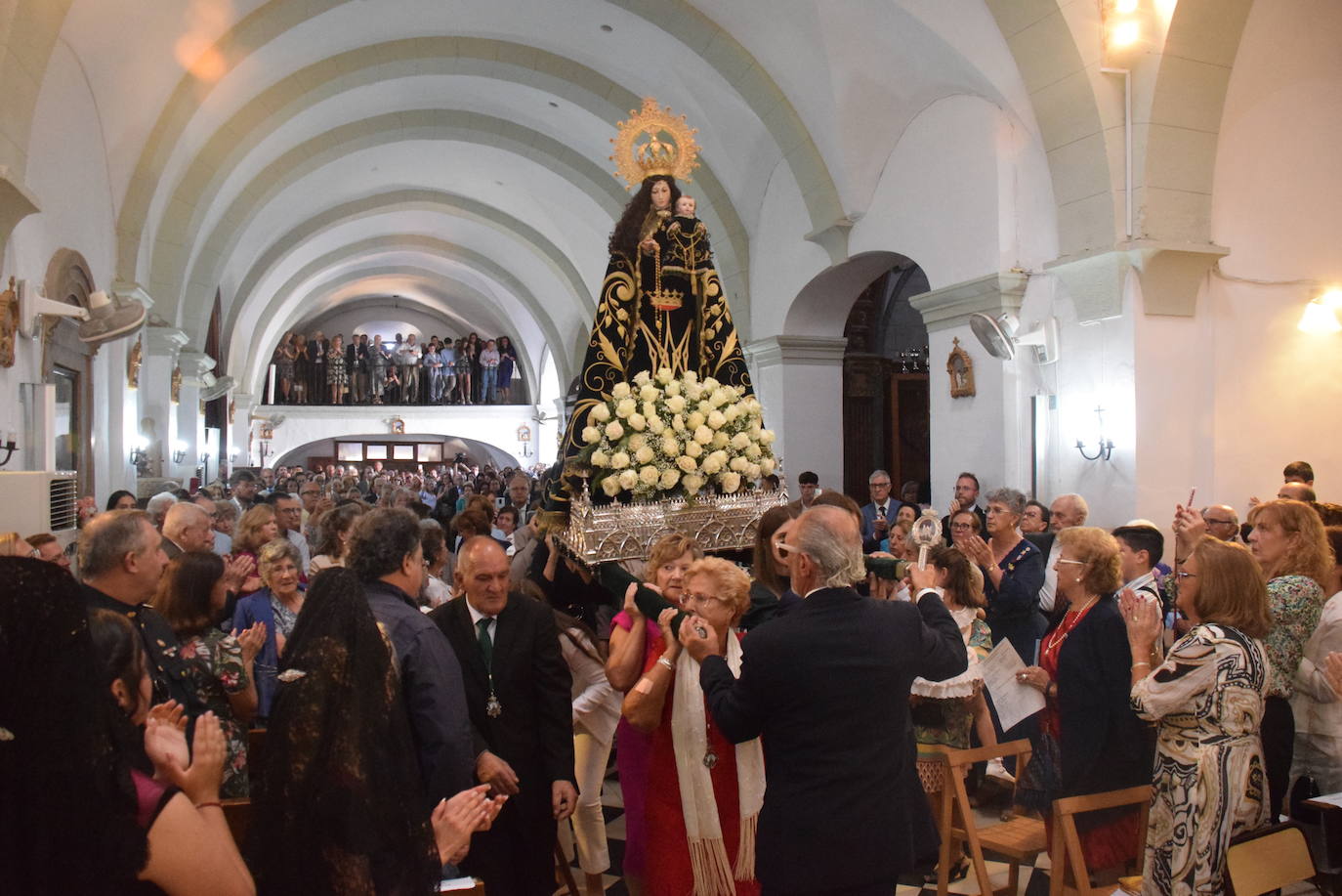Procesión de la Patrona, en su entrada a la iglesia 