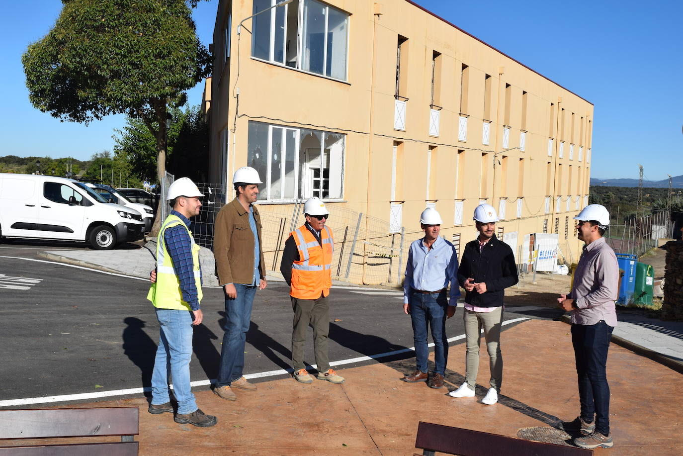 Integrantes de la constructora, junto con el arquitecto y el alcalde, al lado del edificio. 
