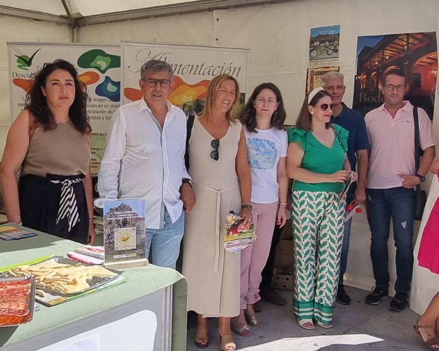 La presidenta de Adicomt, Olga Tello, junto a otros representantes de la zona 