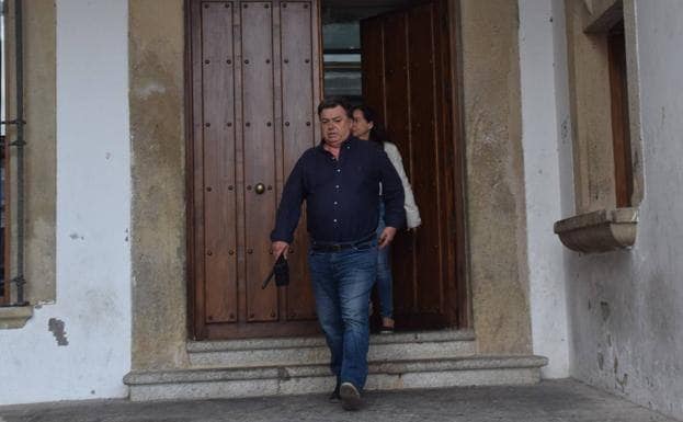 El alcalde, saliendo de del juzgado 