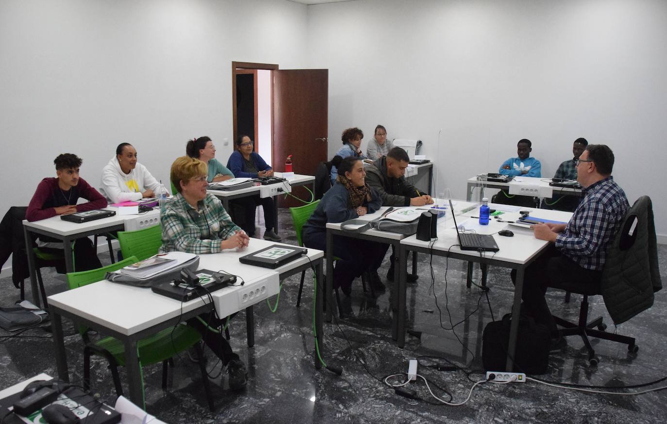Participantes del curso de curso de operaciones básicas de restaurante bar 