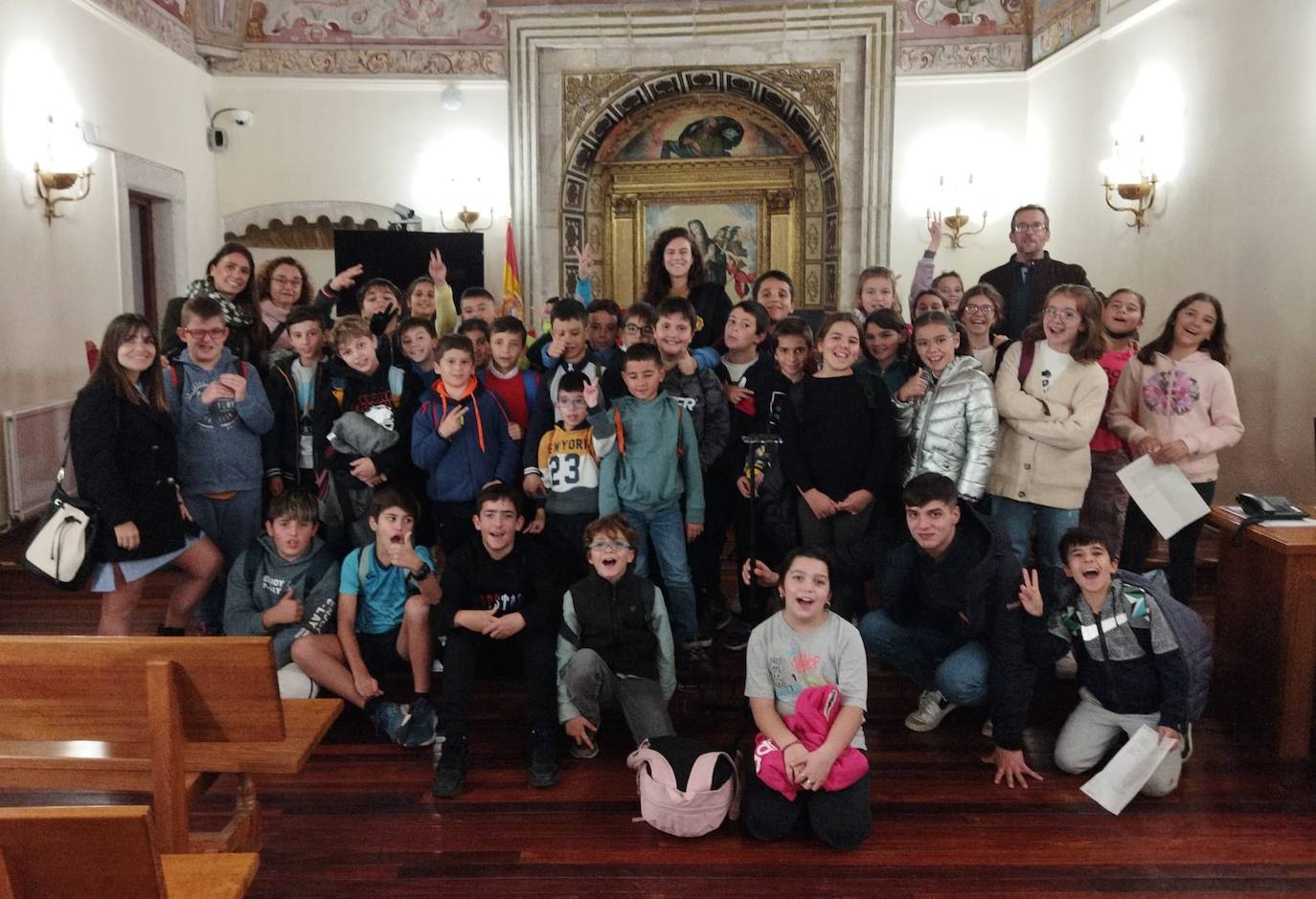 Alumnado de Las Américas, junto a sus profesores y la jueza, en la visita a los juzgados. 