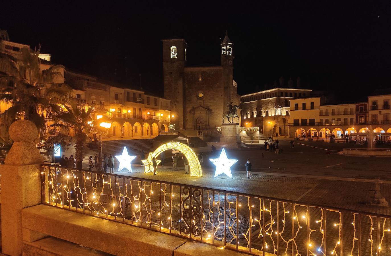La plaza Mayor con la iluminación navideña 