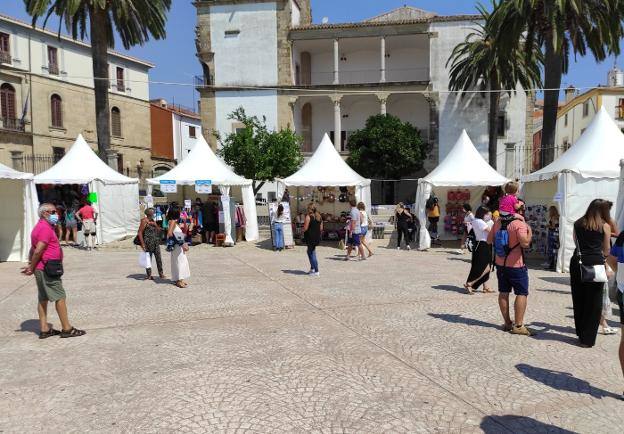 Mercadillo 'outlet' puesto en marcha por la gerente de dinamización comercial y Asemtru en 2020. 