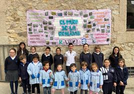 Estudiantes del colegio Sagrado Corazón de Jesús, junto a 'El muro de la realidad'