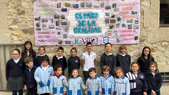'El muro de la realidad' muestra la basura existente en distintos puntos de la ciudad