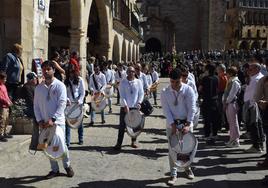 La procesión con La Burrina, tras salir de San Martín.