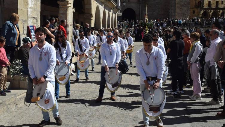 Numeroso público arropa a La Burrina en la plaza Mayor