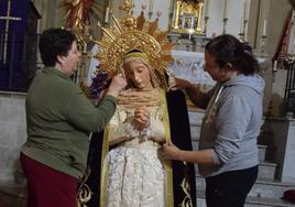 La Virgen de la Soledad, ya vestida, con el traje de la hija de doña Margarita de Iturralde