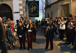 Integrantes de la banda de música Antonio Flores, en la procesión de ayer.