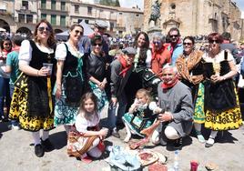 Integrantes del grupo de amigos, con su jamón, en una edición pasada