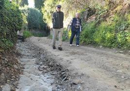 La vía de acceso con dos de los inquilinos afectados por su estado.