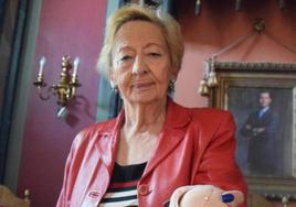 Sisi Rojo, con el diamante regalado puesto en una cadena.