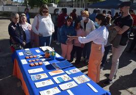 Asistentes viendo algunos de los trabajos realizados por los usuarios
