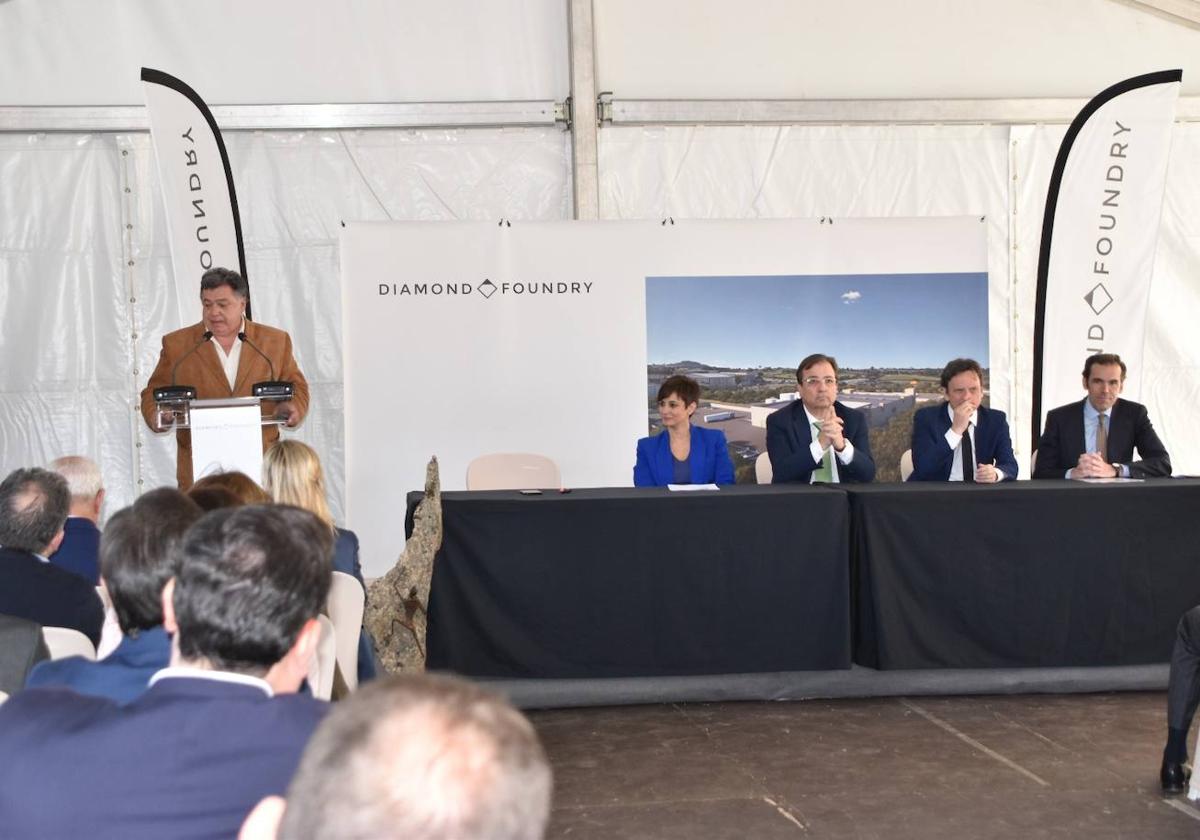 Un momento del acto de celebración de la colocación de la primera piedra de la fábrica dediamantes