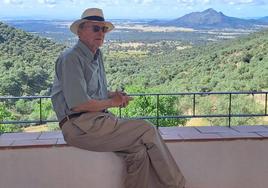 Konrad Laudenbacher y al fondo la Sierra de Santa Cruz.