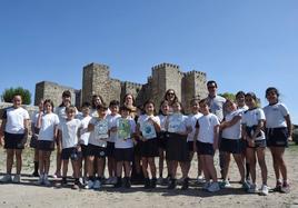 Los estudiantes con las señales, junto a sus docentes y las concejalas Manuela Ortega y Gabriela Carvajal
